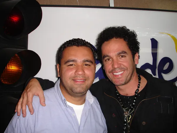Nelson Vahos junto a un colega en Candela Estéreo