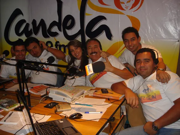 Equipo de producción en escritorio de trabajo — Candela Estéreo