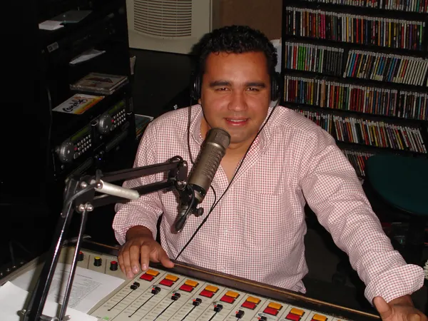 Nelson Vahos en la consola de Candela Estéreo