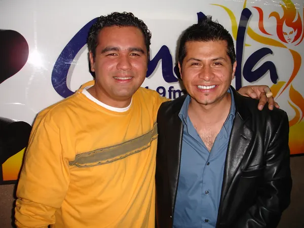 Nelson Vahos junto a un colega en Candela Estéreo