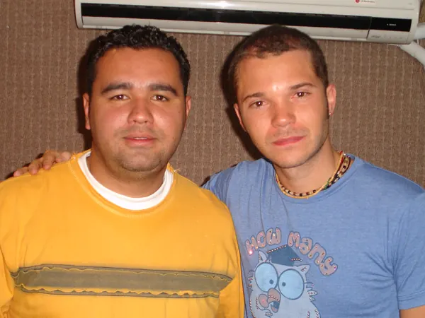 Nelson Vahos junto a un colega en Candela Estéreo