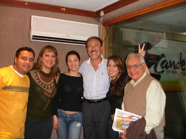 Equipo reunido en los estudios de Candela Estéreo