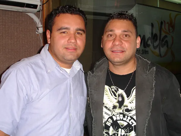 Nelson Vahos junto a un colega en Candela Estéreo