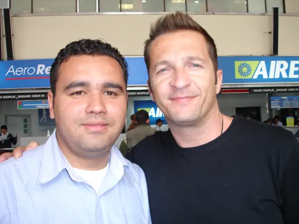 Nelson Vahos junto a un colega de Candela Estéreo