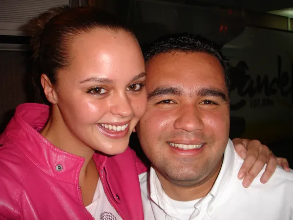 Nelson Vahos junto a una colega en Candela Estéreo