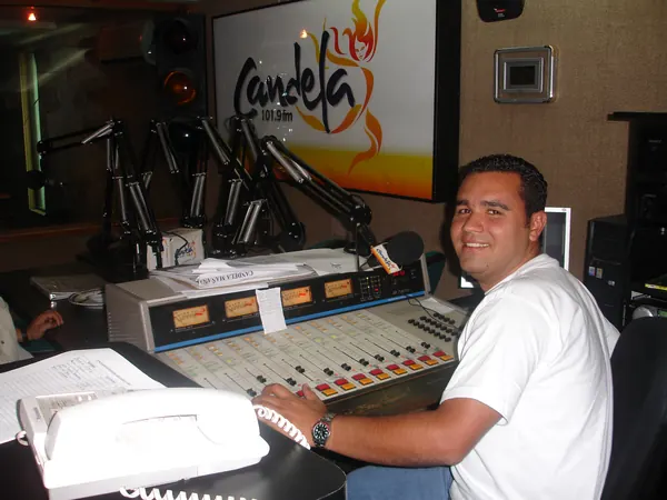 Nelson Vahos detrás de la consola grande de Candela Estéreo