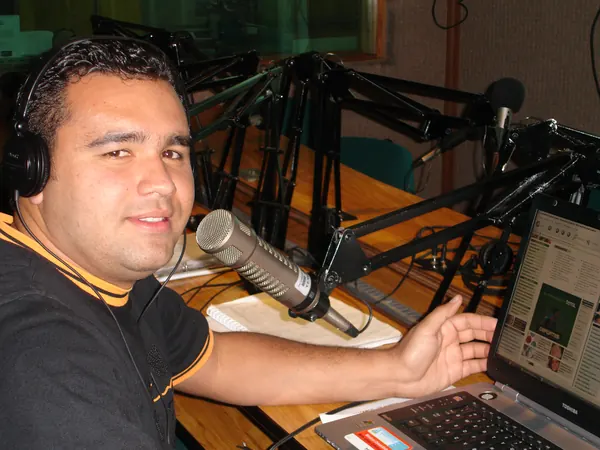 Nelson Vahos en el escritorio de producción de Candela Estéreo