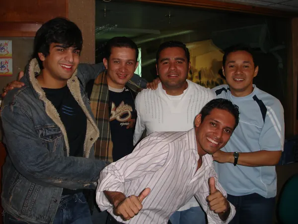 Nelson Vahos junto a colegas en un pasillo de Candela Estéreo