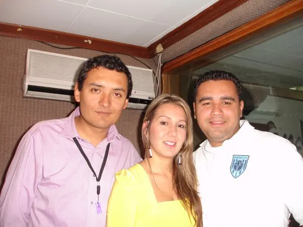 Nelson Vahos junto a colegas en cabina de Candela Estéreo