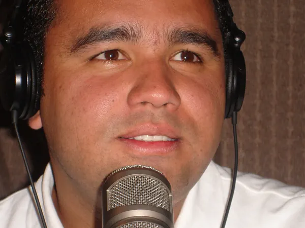 Nelson Vahos frente al micrófono en Candela Estéreo