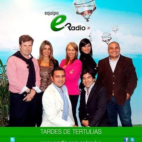 Primer equipo de locutores de eRadio, siete personas posando frente a un fondo con el logo de eRadio.