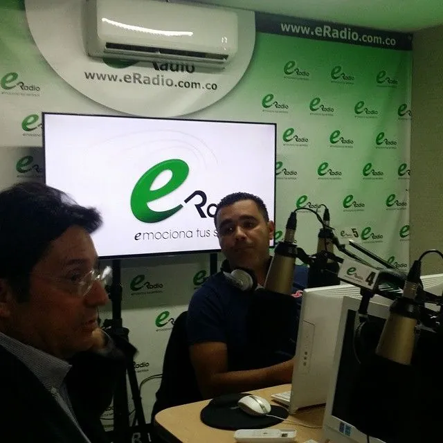 Francisco Santos Calderón y un presentador de eRadio frente a micrófonos.