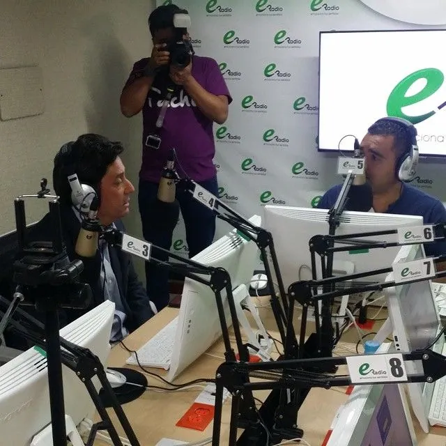 Registro de la visita a los estudios de eRadio, con un camarógrafo fotografiando a los participantes.